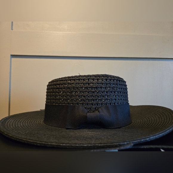 Womens Black Hat and Bow Fashion Chic and Stunning Elegance - Picture 3 of 4